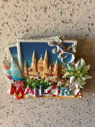 Imán de Mallorca con diseño de catedral y lagarto