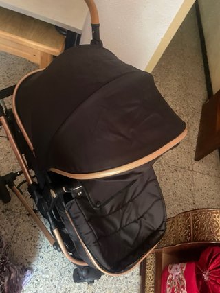 Carro de bebé negro y dorado