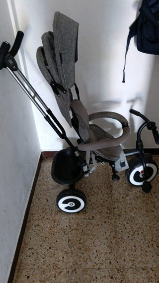 Carro de bebé negro y dorado