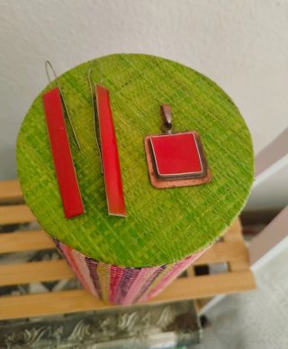 Pendientes y colgante de cobre y esmalte rojo