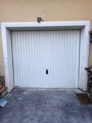 Puerta de garaje blanca URGE VENTA