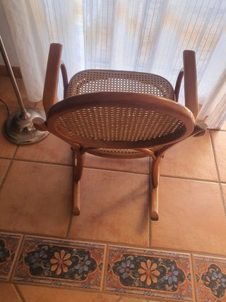 Mecedora infantil de madera y rejilla estilo Thone