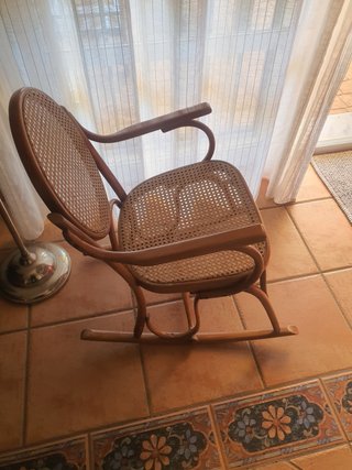 Mecedora infantil de madera y rejilla estilo Thone