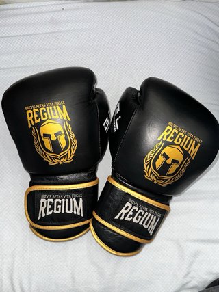 Guantes de Boxeo Negros con Detalles Dorados