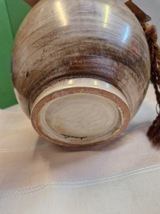 Botijo vintage in ceramica con design unico e manico in corda intrecciata