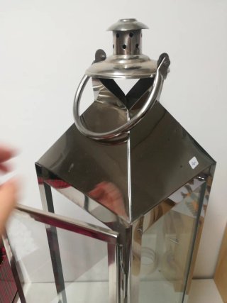 Farol alargado de metal y cristal