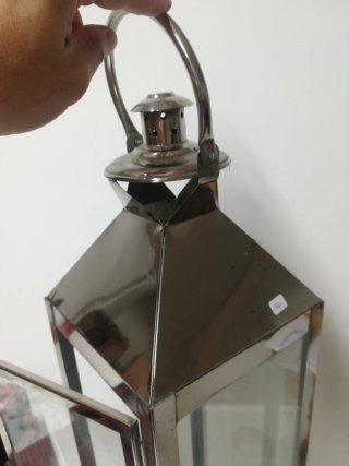 Farol alargado de metal y cristal