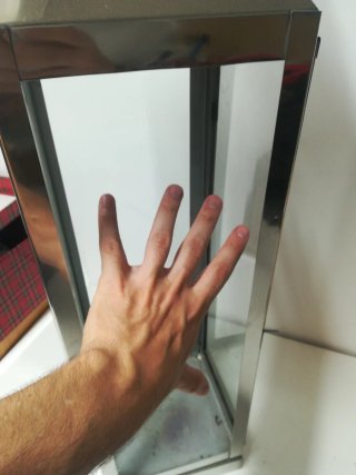 Farol alargado de metal y cristal