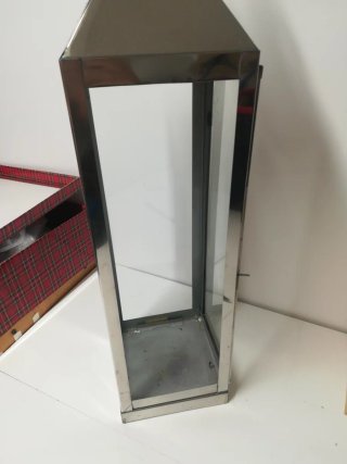 Farol alargado de metal y cristal