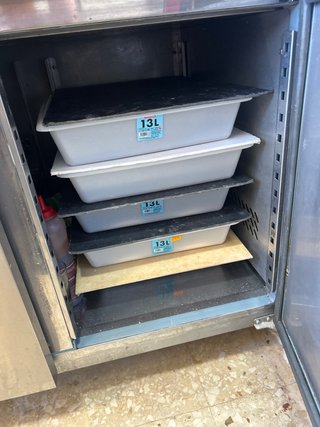 Mesa de trabajo para pizza con nevera