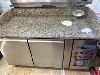 Mesa de trabajo para pizza con nevera