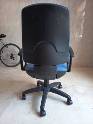 Silla giratoria azul con brazos