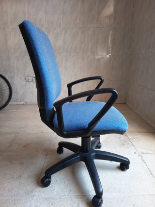 Silla giratoria azul con brazos