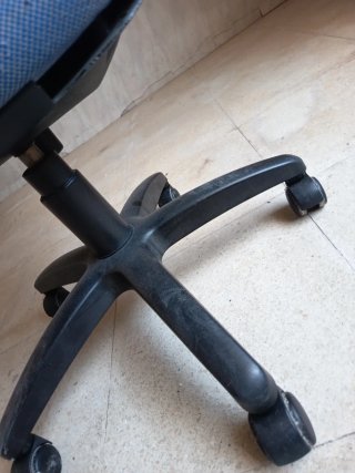 Silla giratoria azul con brazos