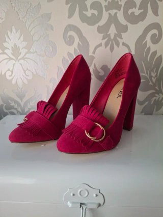 Mocasines fucsia con hebilla dorada