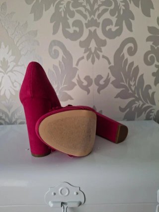 Mocasines fucsia con hebilla dorada