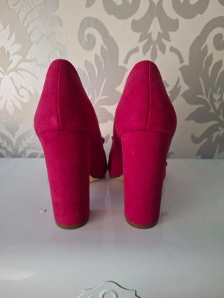 Mocasines fucsia con hebilla dorada