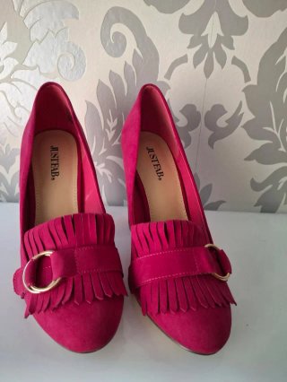 Mocasines fucsia con hebilla dorada