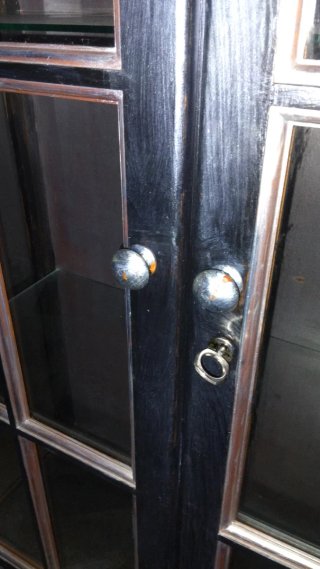 Mueble vitrina madera y cristal negro