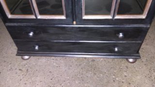 Mueble vitrina madera y cristal negro