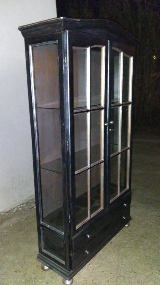 Mueble vitrina madera y cristal negro