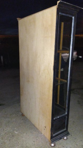 Mueble vitrina madera y cristal negro
