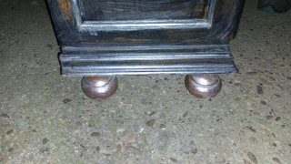 Mueble vitrina madera y cristal negro