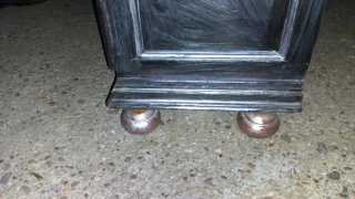 Mueble vitrina madera y cristal negro
