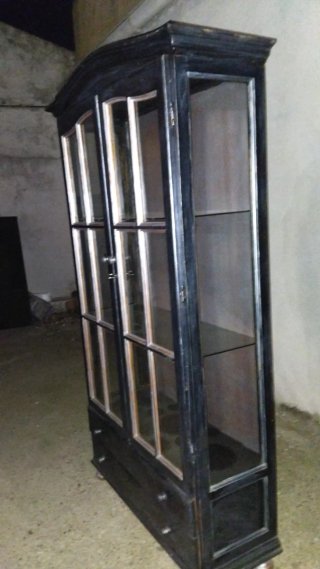 Mueble vitrina madera y cristal negro