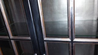 Mueble vitrina madera y cristal negro