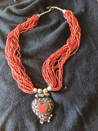 Collar de coral rojo con colgante de corazón