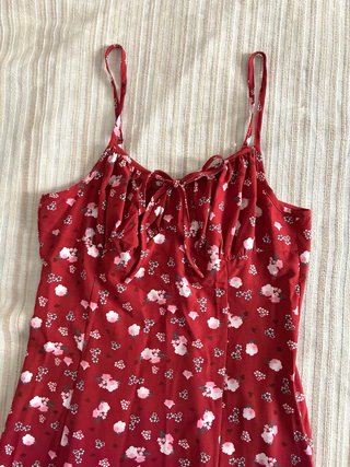 Vestido floral rojo con abertura