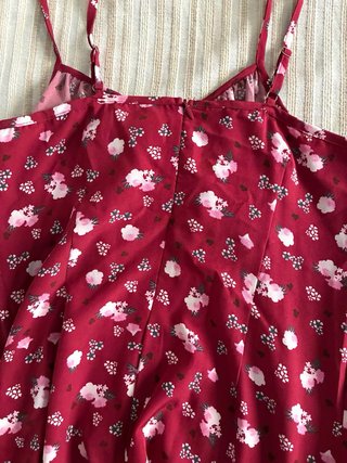 Vestido floral rojo con abertura