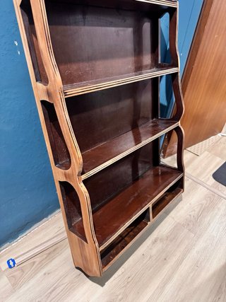 Estantería de madera con cajones