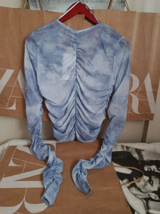 Blusa Zara azul con fruncido