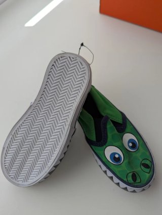 Zapatillas verdes con diseño de cocodrilo