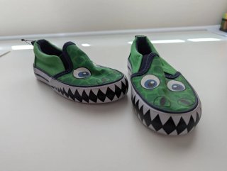 Zapatillas verdes con diseño de cocodrilo