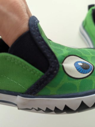 Zapatillas verdes con diseño de cocodrilo