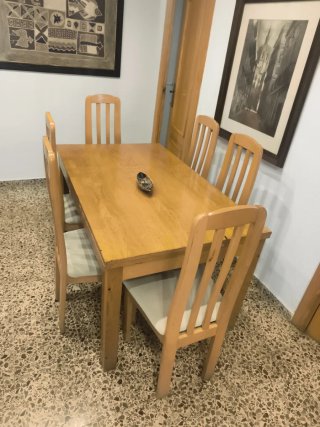 Mesa de comedor y 6 sillas de madera