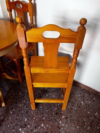 Mesa redonda de madera + 4 sillas