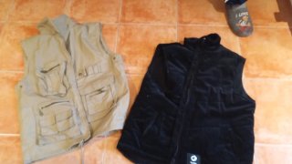 Chalecos beige y negro