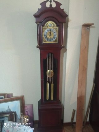 Reloj de péndulo de madera