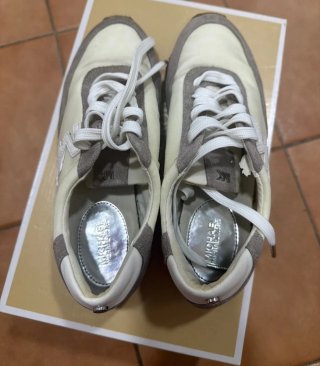 Zapatillas Michael Kors grises y blancas
