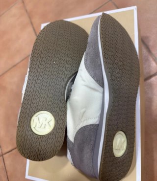 Zapatillas Michael Kors grises y blancas