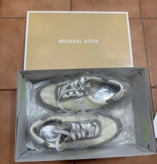Zapatillas Michael Kors grises y blancas