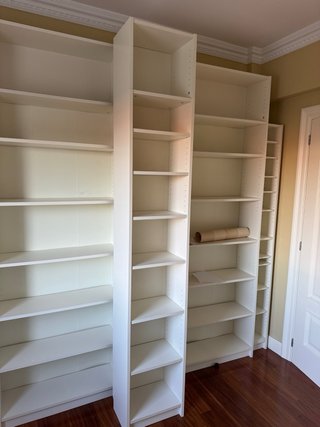 Estanterías de madera blancas