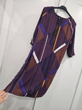 Vestido estampado geométrico morado, no se arruga