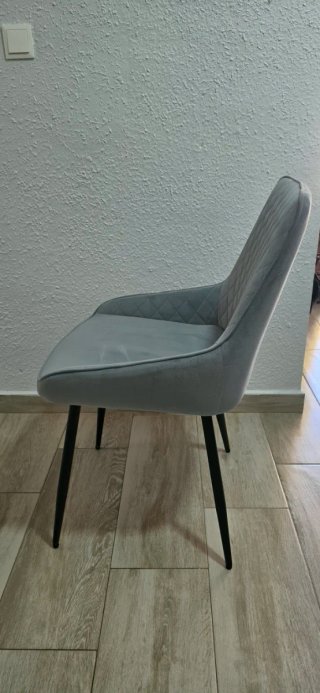 Silla de comedor gris acolchada
