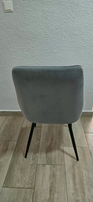 Silla de comedor gris acolchada