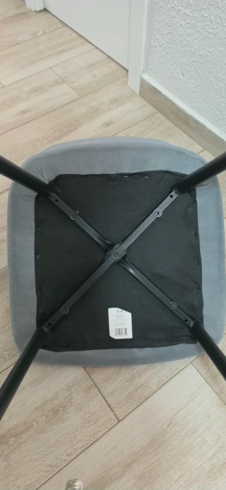 Silla de comedor gris acolchada
